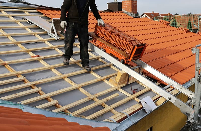 Quel est le tarif d'intervention au mètre carré d'un couvreur à Roquefort-les-Pins ?