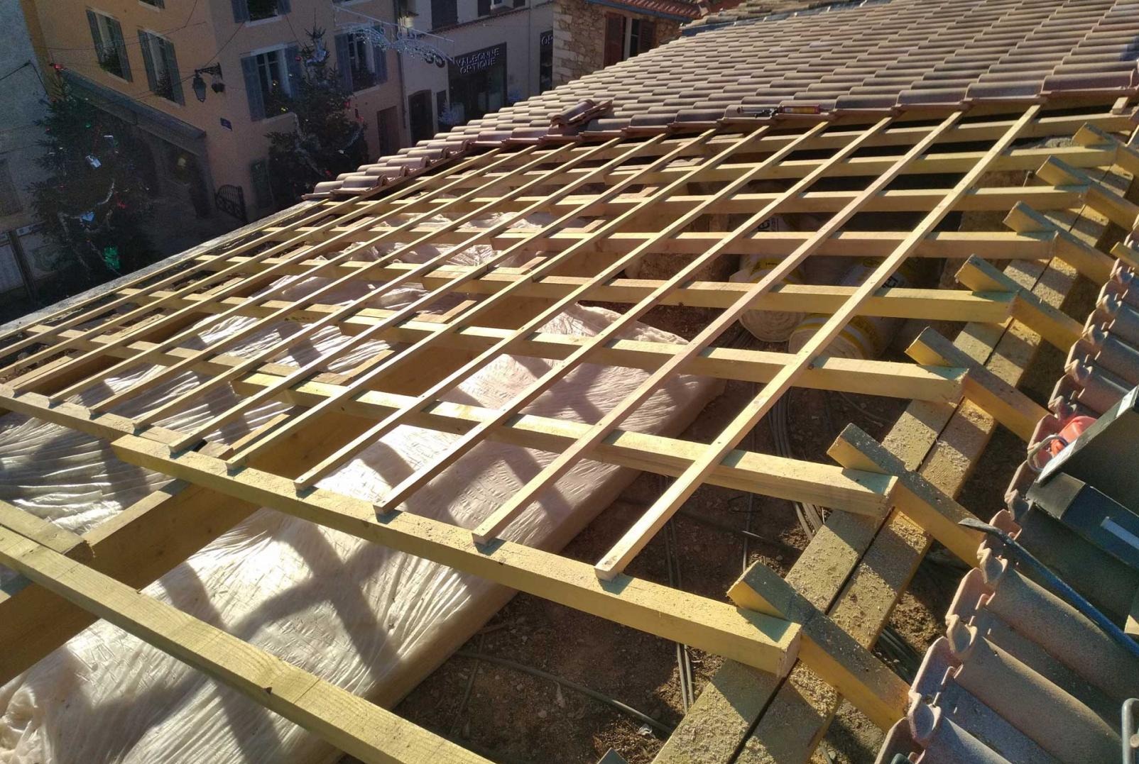 Comment isoler le plancher des combles aménageables à Roquefort-les-Pins ?